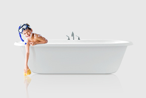 Kind taucht in Badewanne