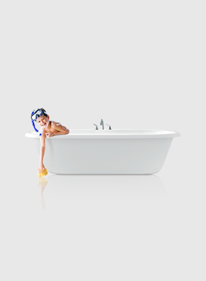 Kind taucht in Badewanne