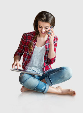 Frau mit Tablet und Smartphone