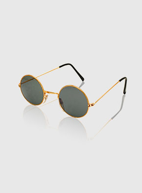 Sonnenbrille auf Tisch