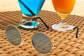 Sonnenbrille auf Tisch