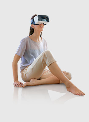 Frau mit VR-Brille auf Sofa