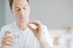 Aspirin einnehmen - Mann
