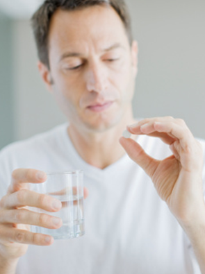 Aspirin einnehmen - Mann