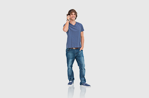 Junge telefoniert - mobiler Solarstrom