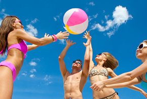 Ball spielen am Strand - Chemiefasern in Badekleid