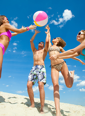 Ball spielen am Strand - Chemiefasern in Badekleid
