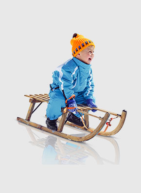 Kind auf Schlitten im Schnee