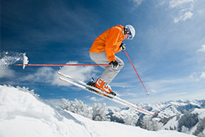 Skirennfahrer bei der Abfahrt