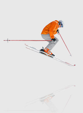 Skirennfahrer bei der Abfahrt