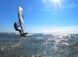 Windsurfen - Wassersport dank Kunststoff