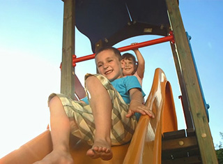 Kinder spielen auf einem Spielplatz